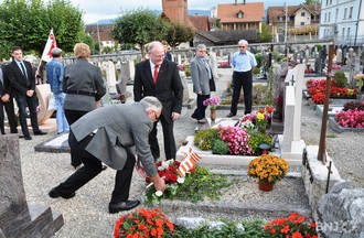 Dépôt de la gerbe devant la tombe de Roger Schaffter