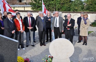 Moment de recueillement devant la tombe de Roland Béguelin