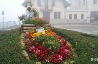 La décoration de fleurs devant l'administration communale