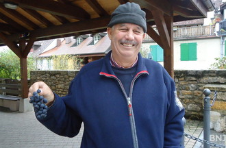 Raymond avec sa grappe de raisin, le gagnant du défi