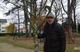 Michel Muster devant son marronnier