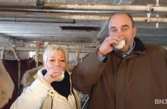 Après la traite un bon verre de lait frais