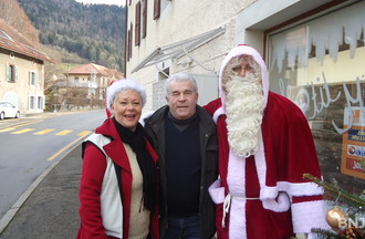 Francis Guye entouré de la mère Noël d'un jour et du Père Noël