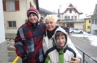 Cyril le fan du HC Fribourg Gottéron et Eric, les enfants d'Isabelle