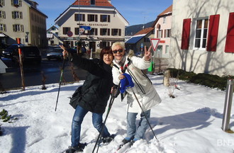 Claudine Paris la présidente de commune très à l'aise en raquettes à neige