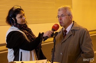 Sarah Massy aux côtés de Claude Nicati, ancien conseiller d'Etat neuchâtelois.