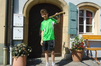 Jules qui a gagné le défi avec un outil de la vigne