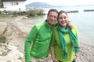 Daniel et Noémie en mode grenouille avec leurs habits verts