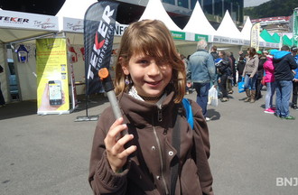 Aurélie avec une pompe à vélo, elle a  relevé le défi
