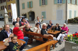 Les cormantants à l'heure de l'apéro, Alexis en rouge est le participant du jeu: questions d'actualité