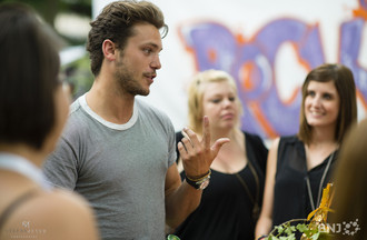 Bastian Baker et les gagnantes du concours radio