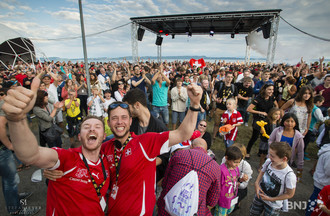 Foule fêtant la victoire de la Suisse à la Coupe du monde