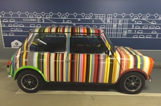 Sa 1ère voiture une Mini orange, ici un modèle customisé par le styliste Paul Smith