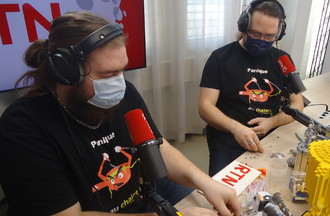 Le défi lancé à Eric et Alex, réalisé en Lego notre logo 