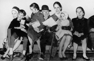 Eugène Chaplin est le 2ème enfant depuis la gauche il est sur les genoux de sa  sœur Géraldine