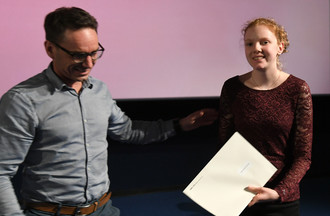 Audrey Gogniat reçoit son prix des mains de Guillaume Lachat