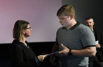 Jephté Vogel reçoit son prix des mains de Sandra Henz