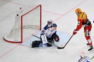 Jakub Kovar voit un tir filer à côté sous la menace de Luca Hischier