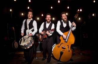 Photo Guillaume Perret, Raphaël Pedroli au tambour, Lionel Aebischer à la guitare et Frédéric Erard à la contebasse