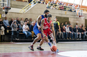 Dereck Jackson devant Devin Cooper