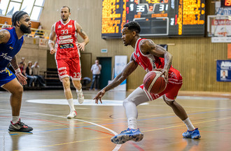 Dereck Jackson face à Devin Cooper sous le regard de Nemanja Calasan