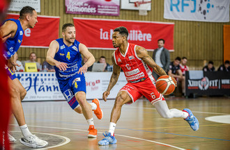 Dereck Jackson surveillé par Branislav Kostic et Dylan Schommer