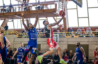 Brent Jackson devant Romani Hansen