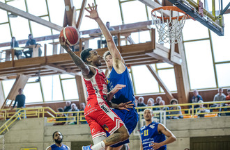 Dereck Jackson à la lutte avec Thomas Rutherford
