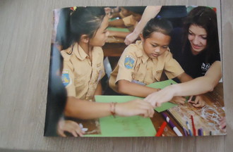 Ariane avec des enfants à Bali