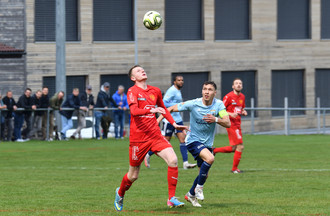 Donovan Ducommun devant Adrien Bastian