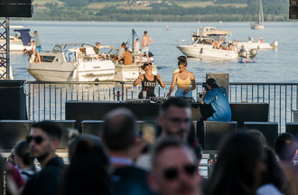 DJ Kosmos sur la scène de La Plage