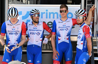 Stefan Küng (2e depuis la droite)