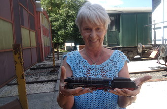 Francine qui a relevé notre défi , apporter un train miniature