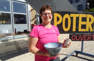 Sabine qui a relevé notre défi en apportant un objet de poterie