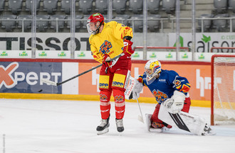 Mike Künzle devant Harri Säteri