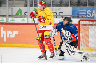 Jérémie Bärtschi devant Nick Wyss