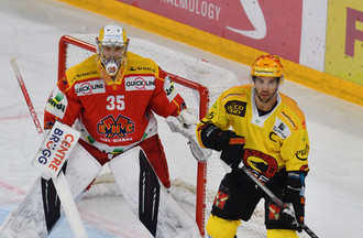 Le top-scoreur bernois Simon Moser devant Harri Säteri