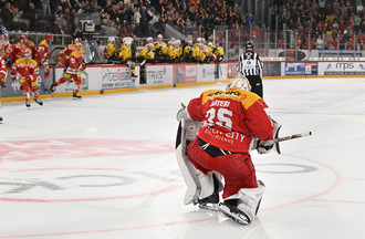 Harri Säteri vient d'arrêter le dernier tir et offre la victoire au HCB