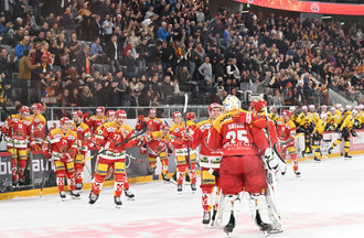 Harri Säteri congratulé par ses coéquipiers