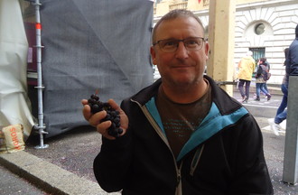 Laurent qui a relevé notre défi en nous apportant une grappe de raisin
