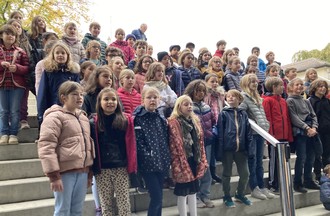 Les enfants avaient préparé deux chants pour l'occasion.