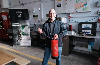 Steve qui a relevé le défi en nous apportant un extincteur
