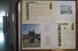 Compostela, ce certificat officiel délivré à l' arrivée dans la ville sainte de Saint Jacques de Compostelle