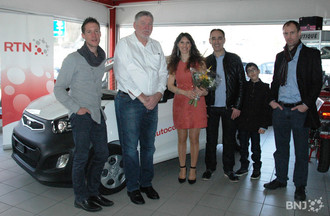 Steve du garage Autocarrefour, Michel Corradini le directeur du garage, la gagnante Isabel avec son mari et son fils, et Jérôme Steulet de RTN.