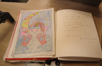 Le livre du Père Noël avec les dessins et lettres