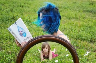 Margot faisant la lecture à sa petite soeur