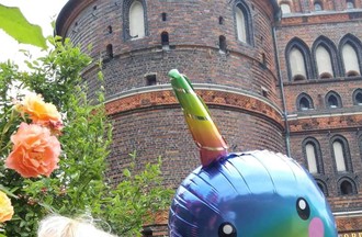 Lors de leur séjour en Allemagne, avec le ballon narval leur porte-bonheur
