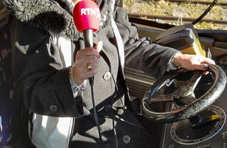 En voiture Simone avec le train des Brenets