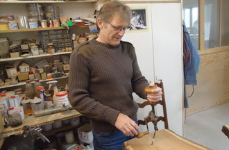 Marc utilisant une chignole 