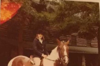 Juliette fière sur le cheval Charlie